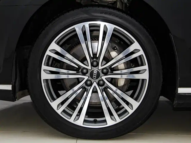 Audi A8 — Фото автомобиля 12
