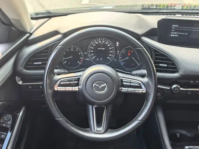 Mazda Axela — Фото автомобиля 4