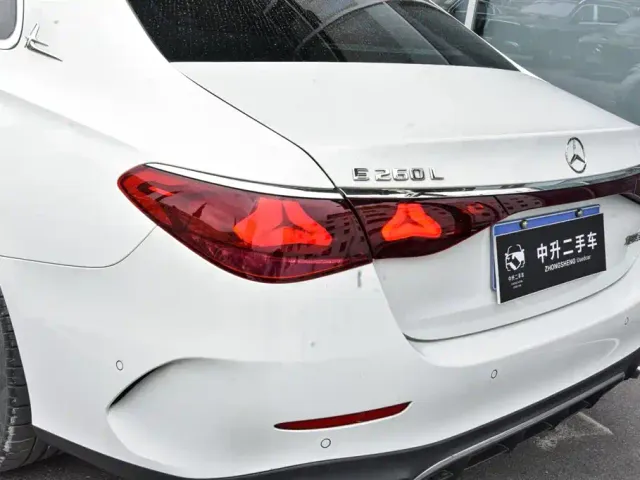 Mercedes-Benz E-Class — Фото автомобиля 12