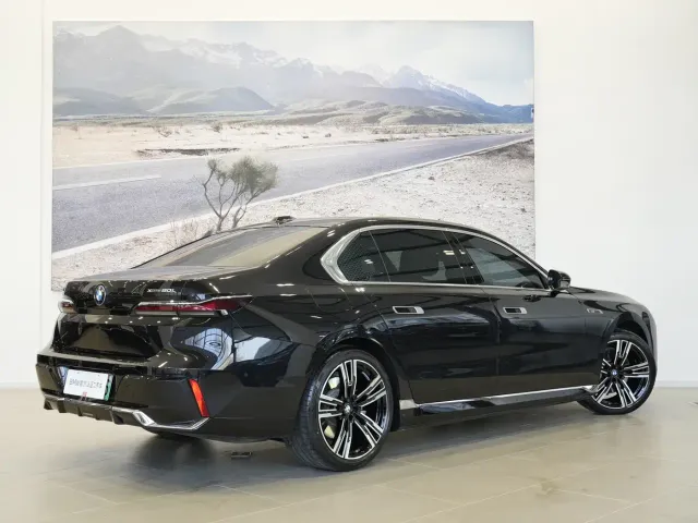 BMW i7 — Фото автомобиля 3