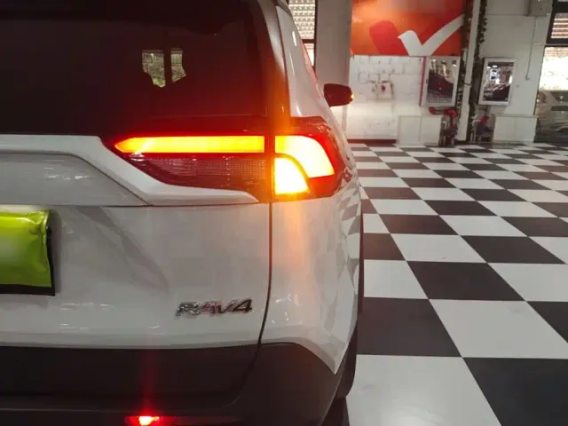 Toyota RAV4 — Фото автомобиля 7