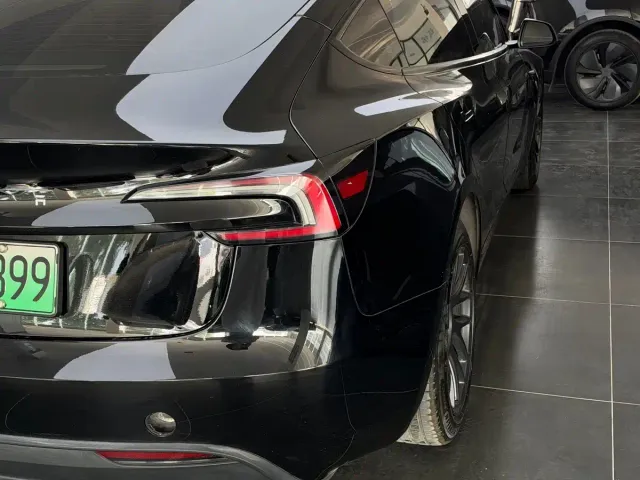 Tesla Model 3 — Фото автомобиля 10