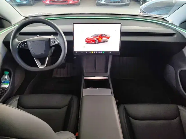 Tesla Model 3 — Фото автомобиля 9