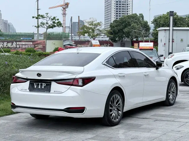 Lexus ES — Фото автомобиля 3