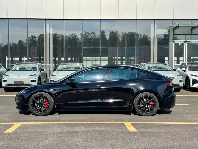 Tesla Model 3 — Фото автомобиля 9