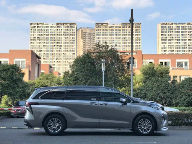 Toyota Sienna — Фото автомобиля 5