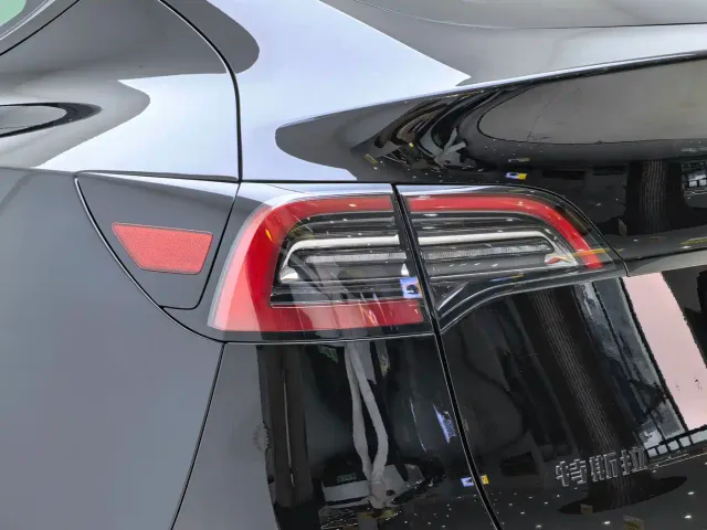 Tesla Model Y — Фото автомобиля 11