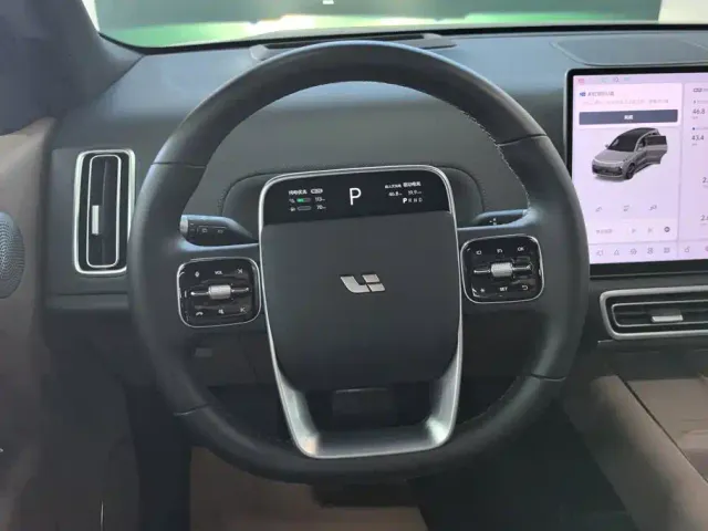 Li Auto L8 — Фото автомобиля 15