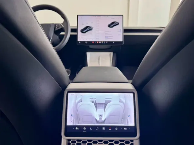 Tesla Model 3 — Фото автомобиля 11