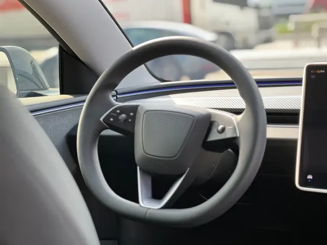Tesla Model 3 — Фото автомобиля 9