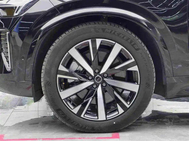 Volvo XC90 — Фото автомобиля 4