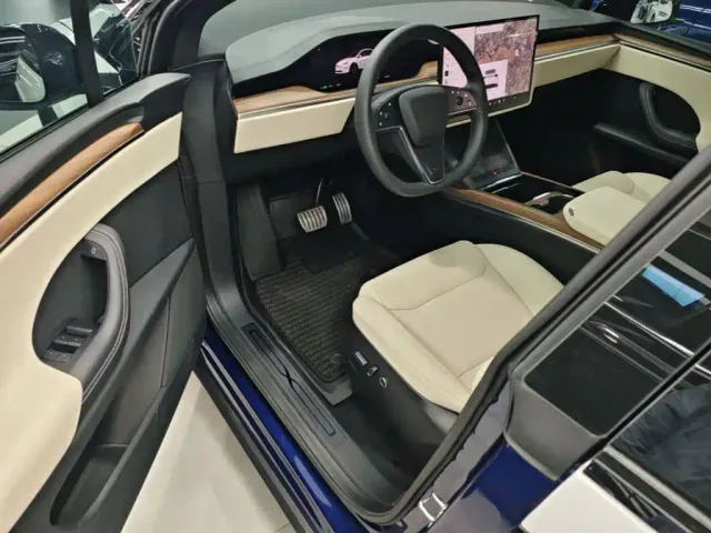 Tesla Model X — Фото автомобиля 11