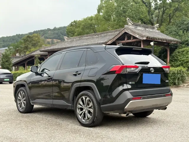 Toyota RAV4 — Фото автомобиля 5