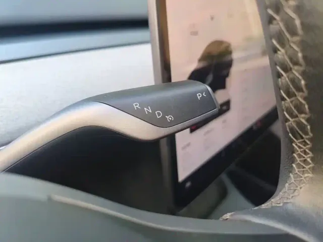 Tesla Model Y — Фото автомобиля 13