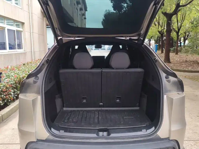 Tesla Model Y L — Фото автомобиля 18