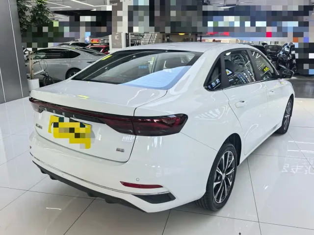 Geely Emgrand — Фото автомобиля 16