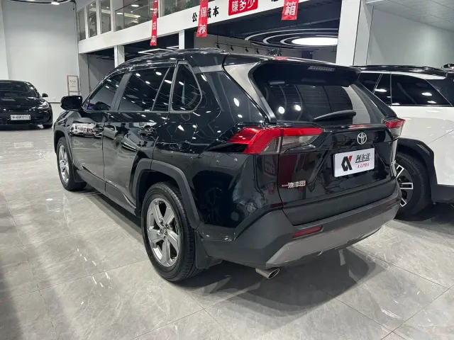Toyota RAV4 — Фото автомобиля 6