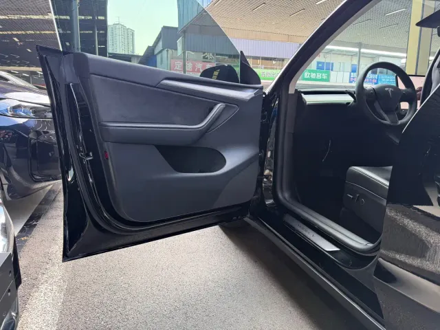 Tesla Model Y — Фото автомобиля 11