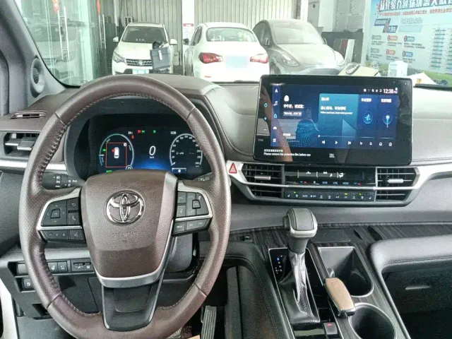 Toyota Sienna — Фото автомобиля 5