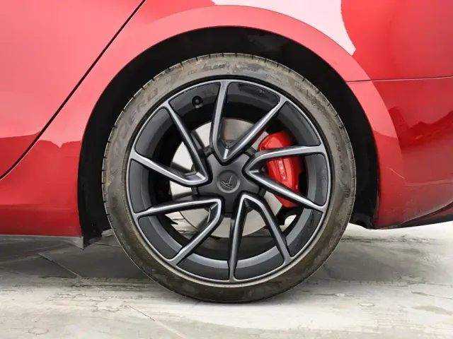 Tesla Model 3 — Фото автомобиля 9