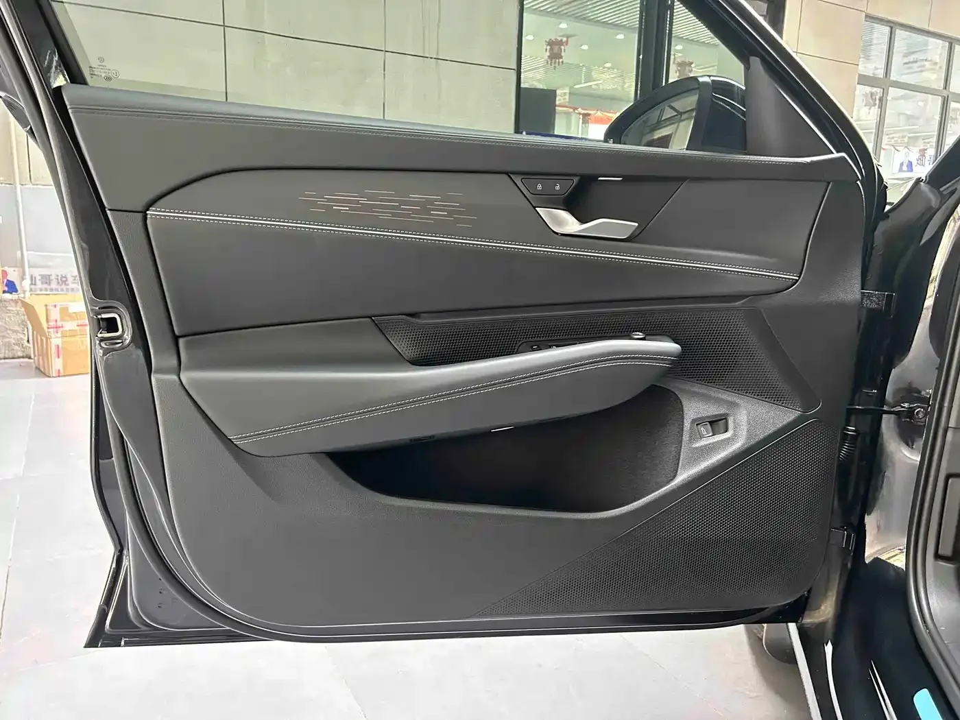 Volkswagen Passat 2025 Pro 380TSI Dragon Fortune Edition — Фото автомобиля 11