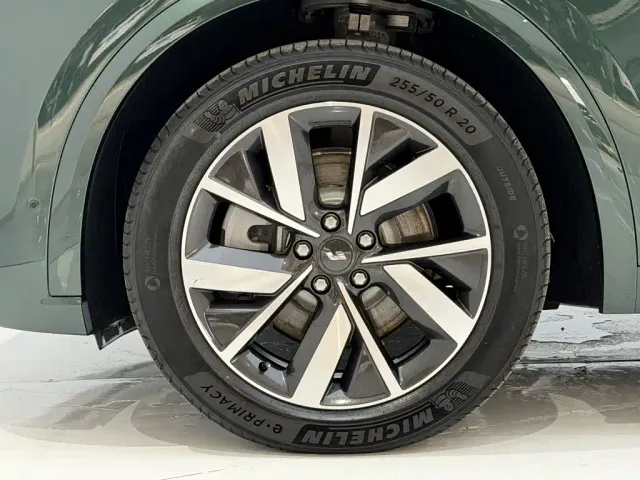Li Auto L8 — Фото автомобиля 11