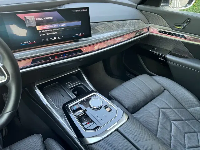BMW i7 — Фото автомобиля 9