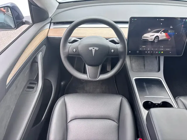 Tesla Model Y — Фото автомобиля 14