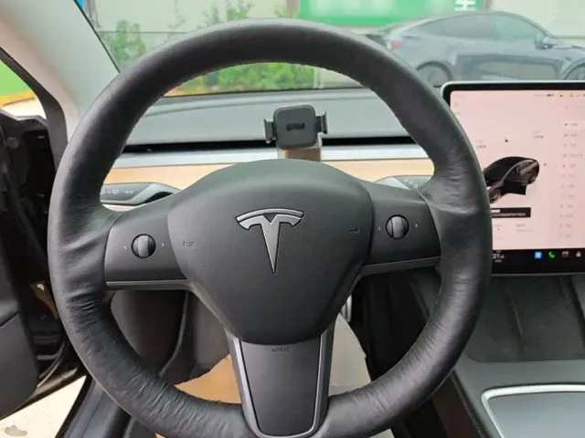 Tesla Model 3 — Фото автомобиля 10
