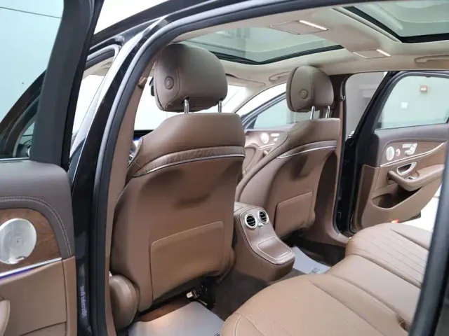 Mercedes-Benz E-Class — Фото автомобиля 20