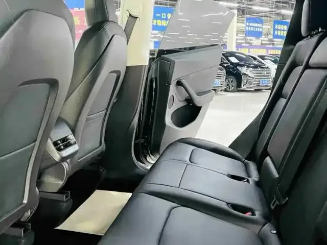 Tesla Model Y — Фото автомобиля 6