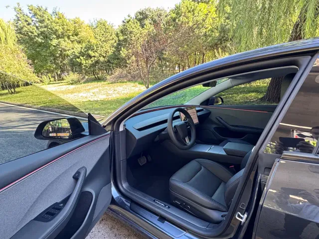 Tesla Model 3 — Фото автомобиля 9