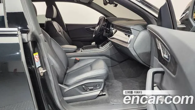 Audi Q8 — Фото автомобиля 11