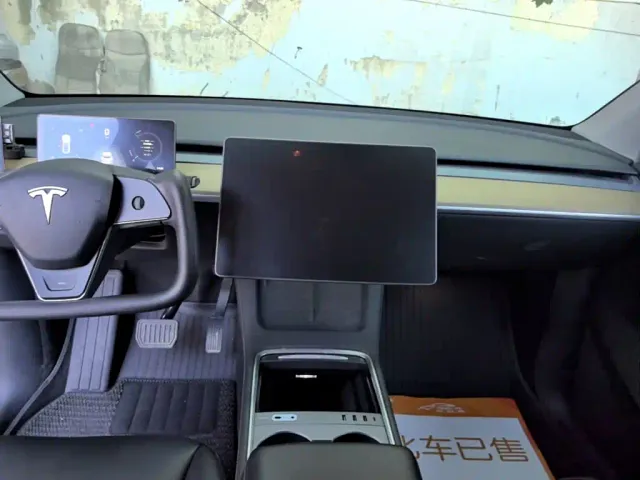 Tesla Model Y — Фото автомобиля 12