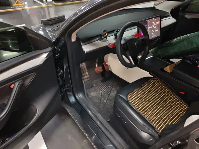 Tesla Model Y — Фото автомобиля 12