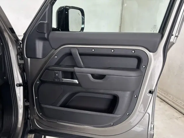 Land Rover Defender — Фото автомобиля 27