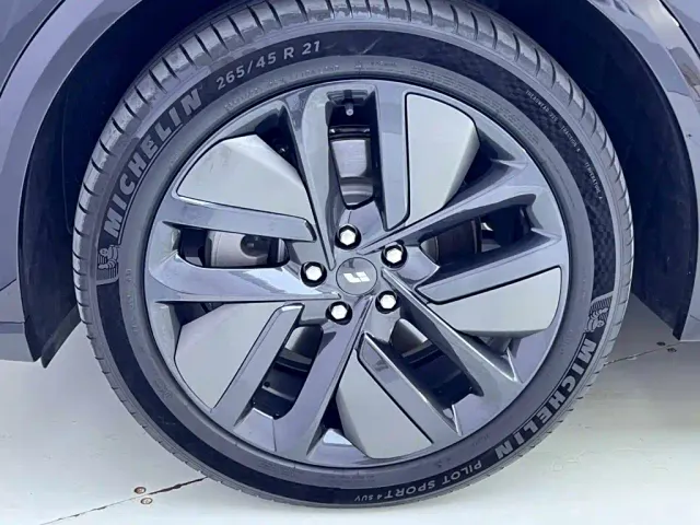 Li Auto L9 — Фото автомобиля 11