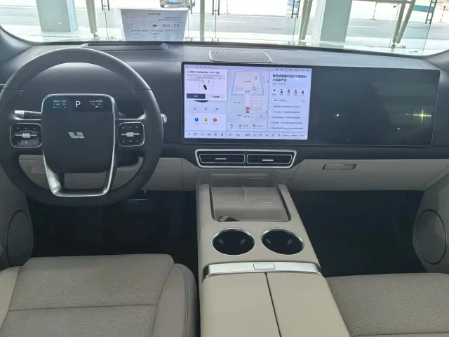 Li Auto L8 — Фото автомобиля 12