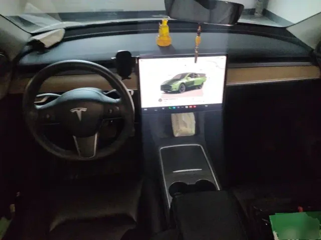 Tesla Model Y — Фото автомобиля 5