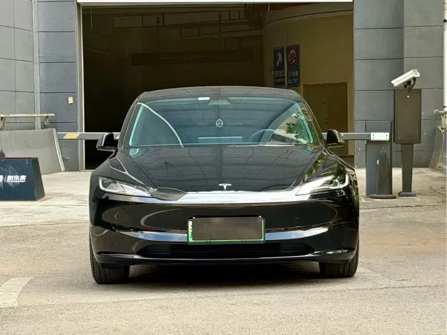 Tesla Model 3 — Фото автомобиля 2