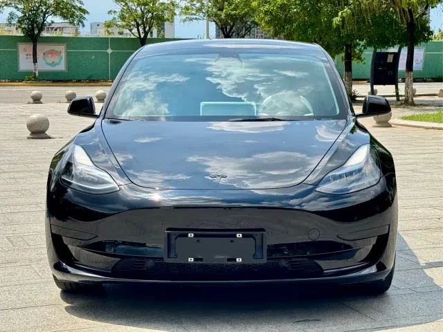 Tesla Model 3 — Фото автомобиля 2