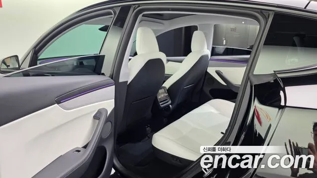Tesla Model Y — Фото автомобиля 16
