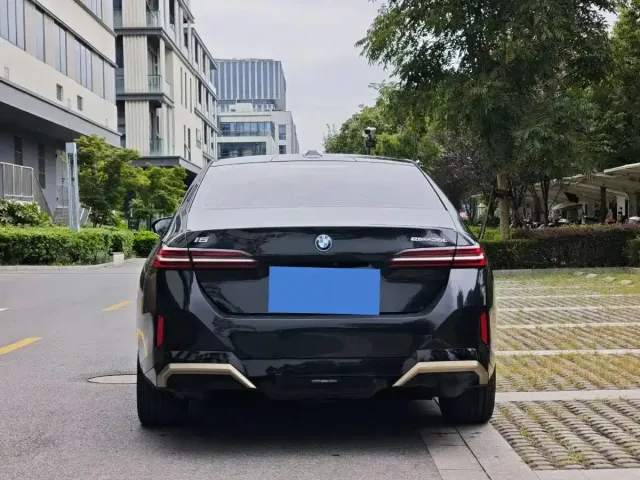 BMW BMW i5 2025 eDrive 35L M Sport Package — Фото автомобиля 10