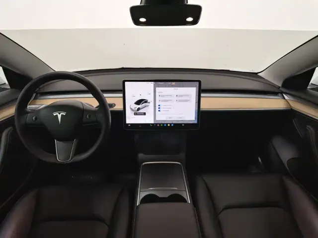 Tesla Model 3 — Фото автомобиля 5