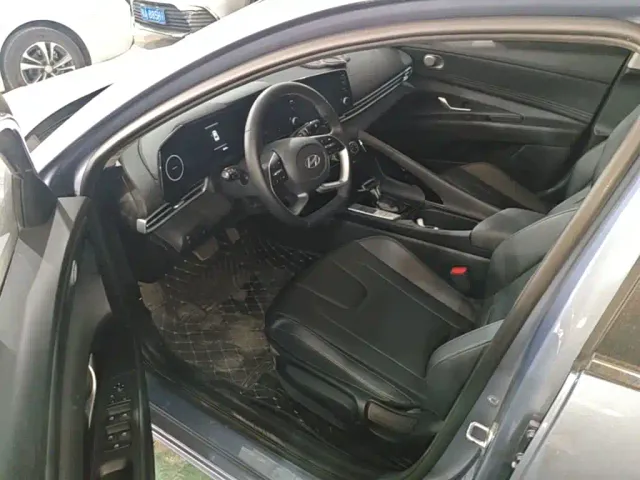 Hyundai Elantra — Фото автомобиля 15