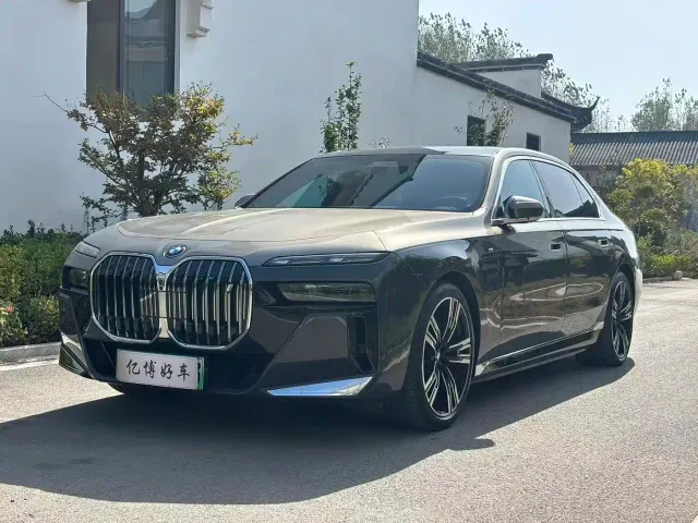 Фотография автомобиля — BMW i7