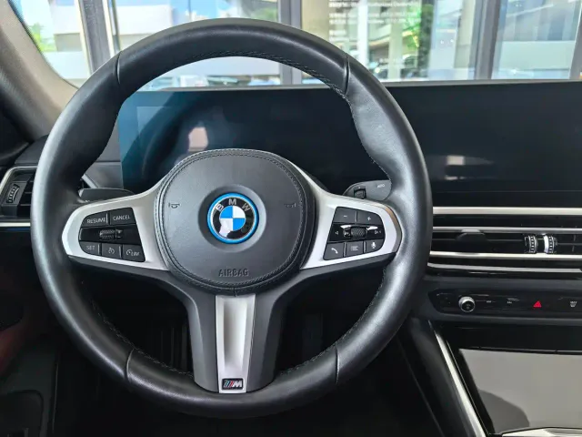 BMW i4 — Фото автомобиля 11
