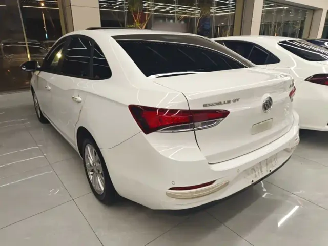 Buick Excelle — Фото автомобиля 4