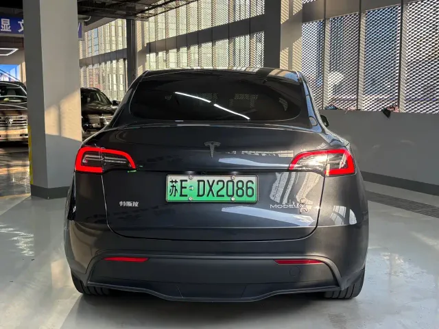 Tesla Model Y — Фото автомобиля 13