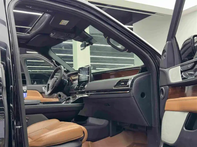 Lincoln Navigator — Фото автомобиля 10